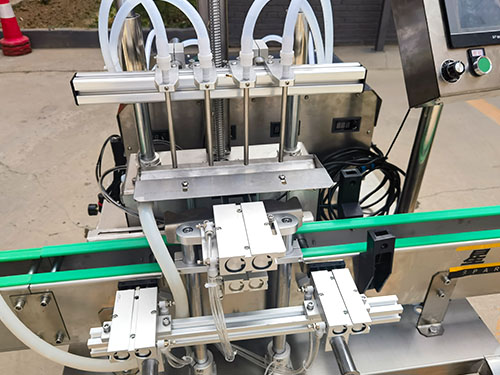 整套小型液體灌裝機生產(chǎn)線