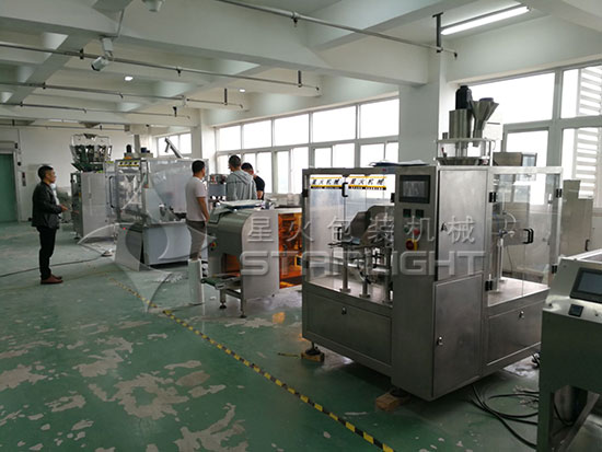 冰硼散粉劑灌裝旋蓋一體機(jī)廠房?jī)?nèi)實(shí)拍