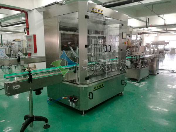 全自動灌裝旋蓋貼標生產線