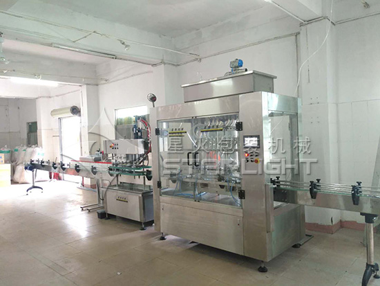 全自動葉面肥液體灌裝機廠房內(nèi)實拍